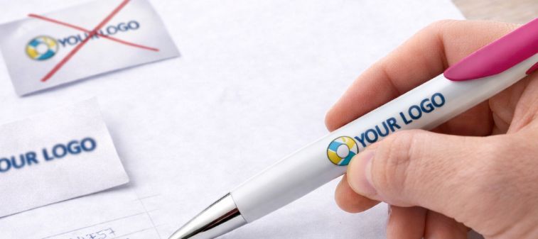 Voorbeeld van correct drukbestand voor bedrukte pen met logo en kleurcontrole