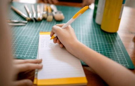 duurzame pen gebruiken student schrijven klaslokaal