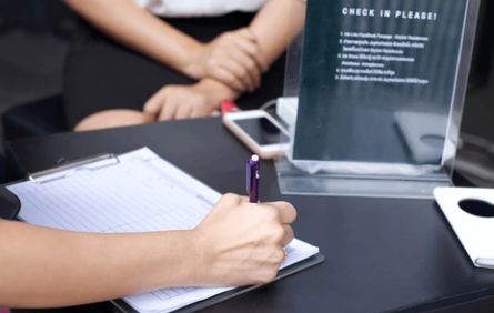 pen gebruiken hotel receptie restaurant rekening tekenen