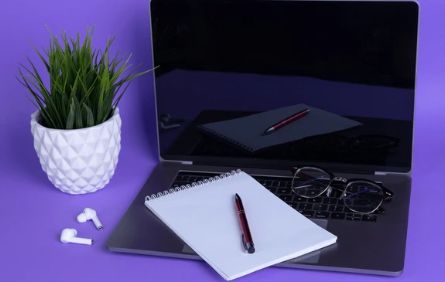 pen gebruiken startup werkplek laptop notities bureau